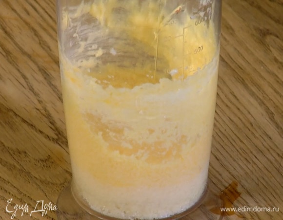 Сахар всыпать в стакан для взбивания, добавить предварительно размягченное сливочное масло и взбить все блендером с насадкой-венчиком, затем добавить яйцо и взбить до однородного состояния.