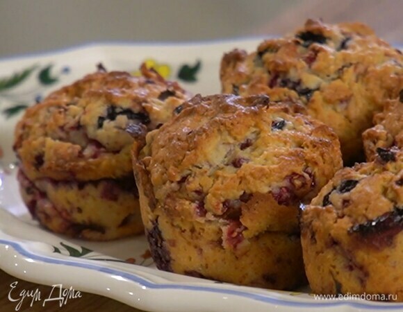 Разложить тесто в силиконовые формы для кексов и выпекать в разогретой духовке 25–30 мин.