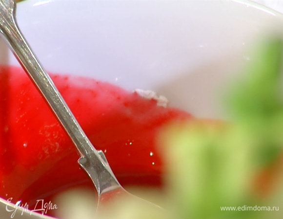 Приготовить глазурь: сахарную пудру растереть с малиной.