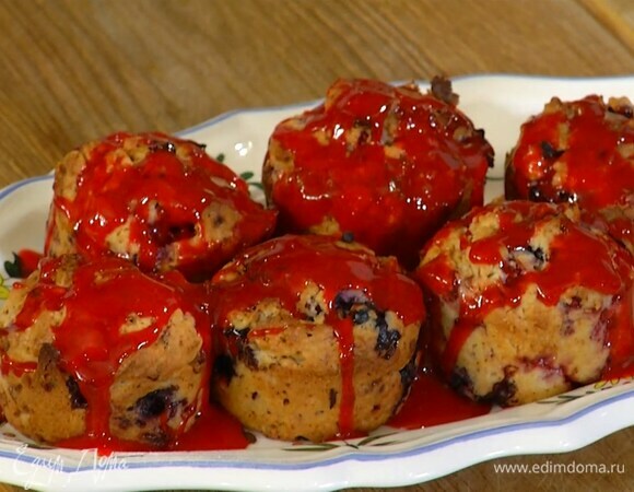 Готовые кексы покрыть малиновой глазурью и украсить оставшимися ягодами.