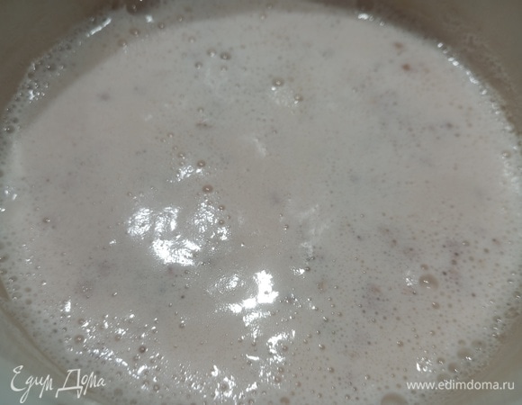 Молоко смешать с водой, довести до кипения. Всыпать крупу, добавить соль и сахар. Варить на тихом огне с приоткрытой крышкой 30 минут.