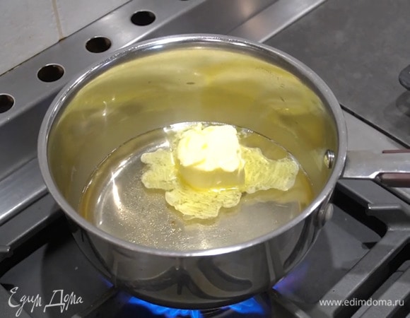 В кастрюлю влить 185 мл воды, добавить предварительно размягченное сливочное масло, сахар, соль и растопить все на огне.
