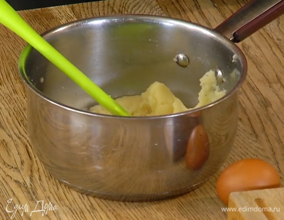 Снять кастрюлю с огня и, постоянно помешивая лопаткой, всыпать сразу всю муку и вымешать.