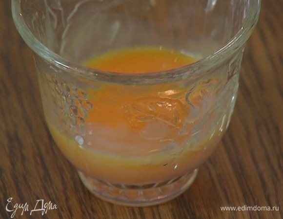 Одно яйцо разбить в чашку и разболтать вилкой.