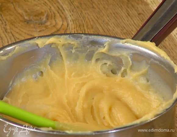 В горячее тесто по одному ввести два яйца, каждый раз перемешивая, затем по 1 ст. ложке добавлять разбитое третье яйцо из чашки, пока тесто не получится гладким и блестящим.