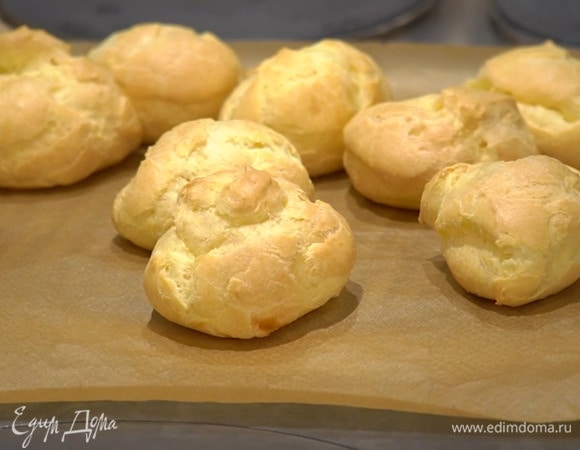 Выпекать эклеры в разогретой духовке 15–20 минут, затем понизить температуру до 150°С и выпекать еще около 15 минут.