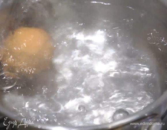 Оставшееся яйцо отваривать 5–6 минут, затем почистить.