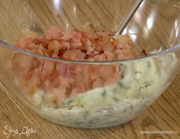 Приготовить начинку: рыбу нарезать маленькими кусочками, лук тонко порезать наискосок, укроп мелко порубить, все перемешать, затем добавить плавленый сыр и еще раз перемешать.