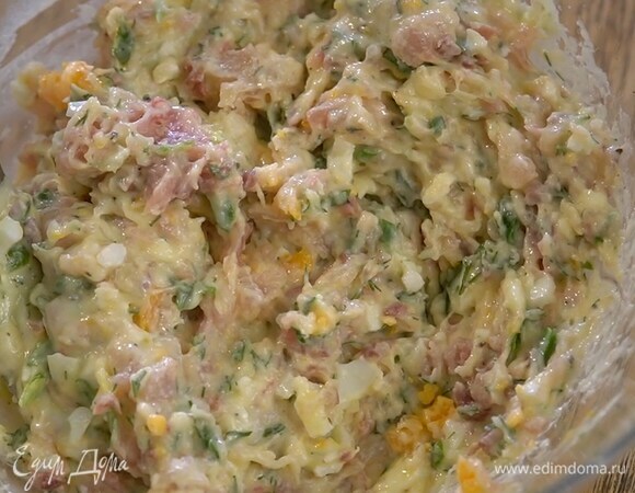 Выложить в сырную начинку яйцо и раздавить его вилкой, затем все поперчить и перемешать.