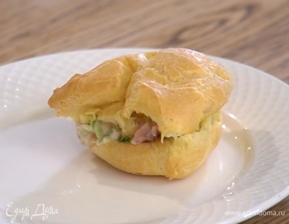 Эклеры остудить, надрезать сбоку и наполнить рыбной начинкой.