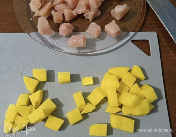 Филе курочки и картофель нарезаем небольшими кубиками одинакового размера. *Так как мы варим не борщ — у нас курица, а не говядина.