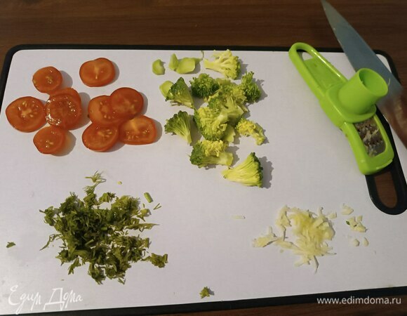 Чеснок натираем на мелкой терке (либо пускаем под пресс, либо мелко режем). У брокколи отрезаем ножку и нарезаем зеленую часть по веточкам. Укроп мелко шинкуем. Помидорки черри нарезаем кругляшками. Кстати, про черри. А вы знали, что у некоторых сортов ветка с плодами достигает одного метра? Это ж сколько вкуснотищи :)
