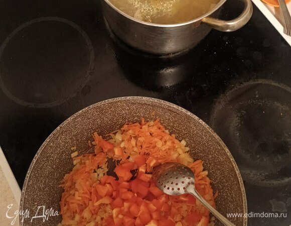 В кастрюльку добавляем любимые специи. А в сковородку — перец и обжариваем до его мягкости.