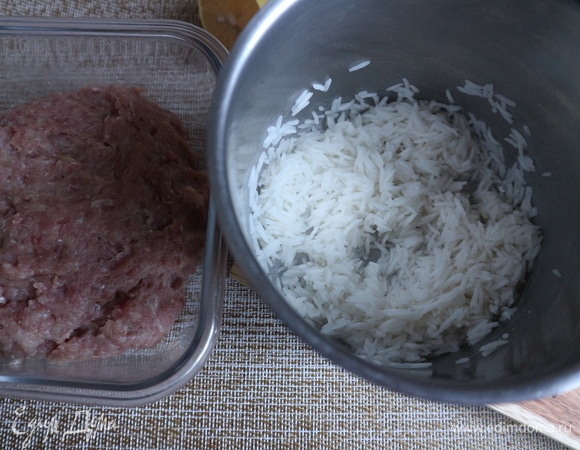 Сварить рис (65 г), необходимый для фарша, до полуготовности. Воды в сотейник с рисом добавить немного, она должна быть выше риса примерно на 1–1,5 см, чуть посолить. Варить на небольшом огне до полного выпаривания жидкости. Рис должен сохранить клейкость (не промывать).