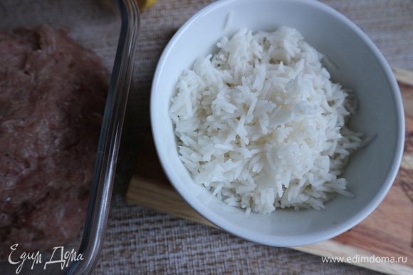 Переложить рис в другую миску, чтобы остановить приготовление. Дать полностью остыть.
