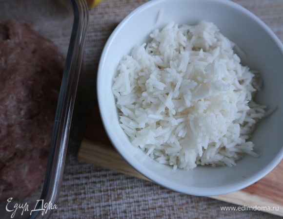 Переложить рис в другую миску, чтобы остановить приготовление. Дать полностью остыть.
