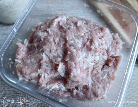 Добавить рис в фарш, перемешать. Убрать фарш в холодильник на 1 час.