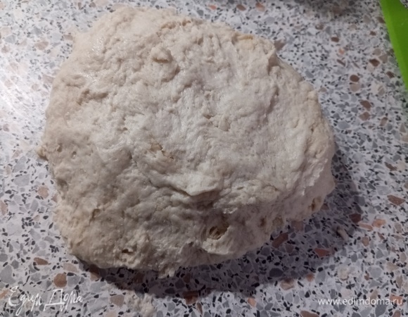 Переложить тесто на стол, оно достаточно липкое. Смазать руки растительным маслом.