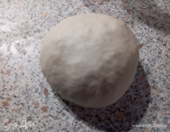 Вымешивать 5–7 минут до эластичности.