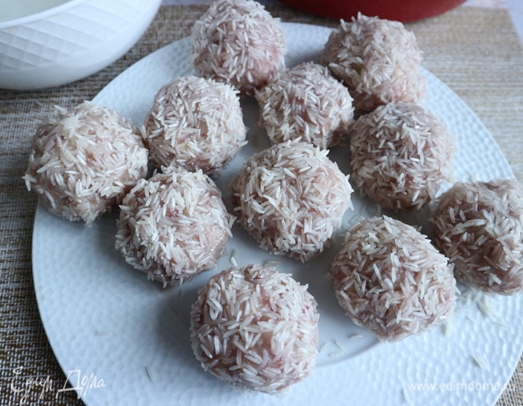 В широкую миску насыпать рис для панировки. Рядом поставить миску с водой, в которой вы будете смачивать руки при лепке ежиков. Яйцо разбить в отдельную миску, смешать белок с желтком венчиком. Смачивая руки водой, слепить шарики из мяса индейки, которые поочередно надо обмакивать в яйце, а затем в сыром белом длиннозерном рисе.