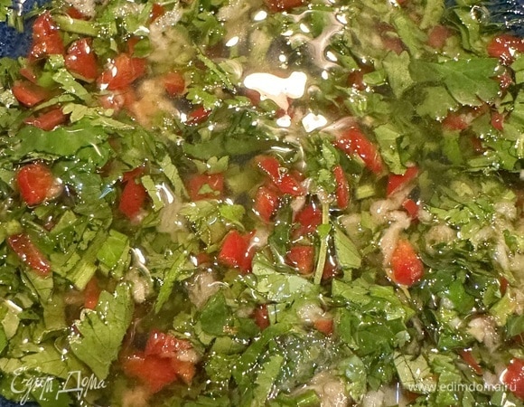 Готовим маринад для креветок: мелко режем острый перец, чеснок, кинзу, добавляем соль и оливковое масло. Откладываем 2–3 ст. л. маринада в отдельную емкость, он нам еще пригодится.