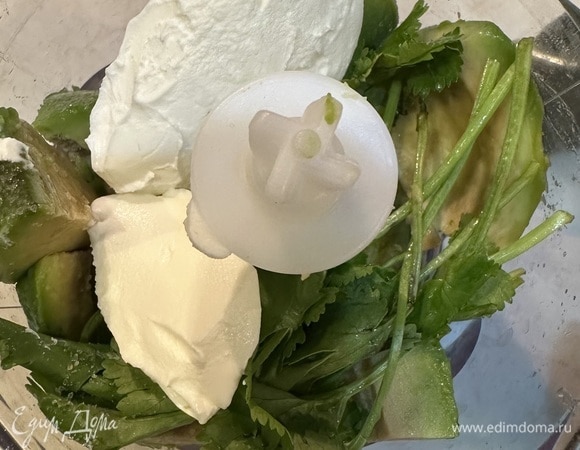 В чашу блендера помещаем нарезанное кусочками авокадо, сливочный сыр, кинзу, солим и добавляем лимонный сок. Взбиваем до гладкости.