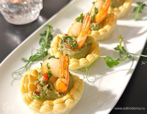 Собираем тарталетки: выкладываем мусс из авокадо, сверху креветку. И немного поливаем отложенным нами маринадом.