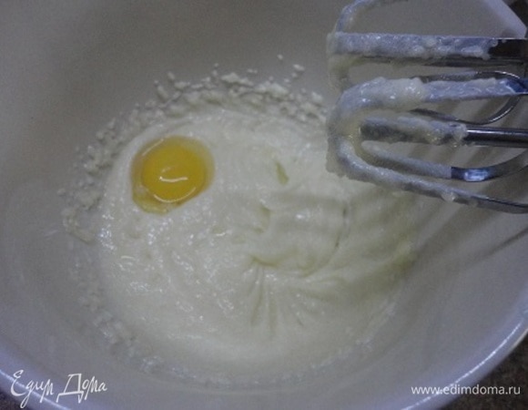 Для пюре тыкву запекаем до мягкости и пюрируем. Мягкое сливочное масло взбиваем с сахаром и ванильным сахаром до пышной светлой массы. Добавляем по одному желтки.