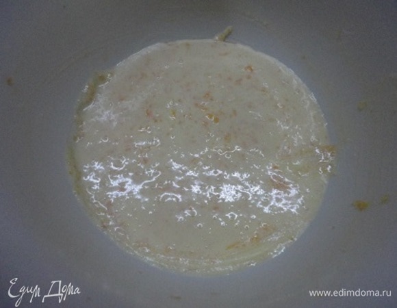 Добавляем тыквенное пюре и еще раз взбиваем.