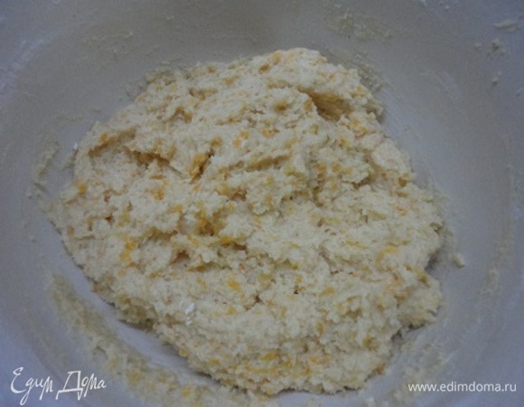 Муку смешиваем с разрыхлителем и корицей. Объединяем сухие и жидкие ингредиенты, вымешиваем густое, немного липкое тесто.