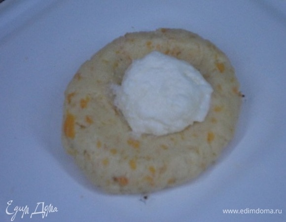 С помощью ложки зачерпываем около 50–55 г теста и формируем шар. Пальцем делаем углубление в центре и помещаем туда начинку. У меня получилось 12 печений. Скрепляем края и обваливаем в смеси сахара (2 ст. л.) и корицы (1 ч. л.)