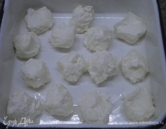 Для начинки смешиваем творожный сыр с сахарной пудрой. Формируем маленькие шарики весом около 15 г и отправляем их в морозилку.