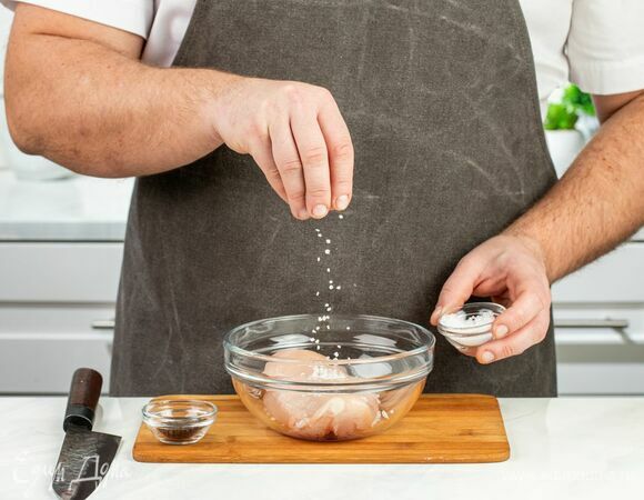 Натрите куриную грудку крупной солью и молотым перцем со всех сторон. Оставьте на 10–15 минут.