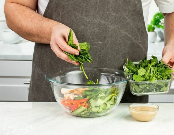 В чистой миске соедините курицу, овощи и промытый шпинат. Заправьте ореховым соусом.