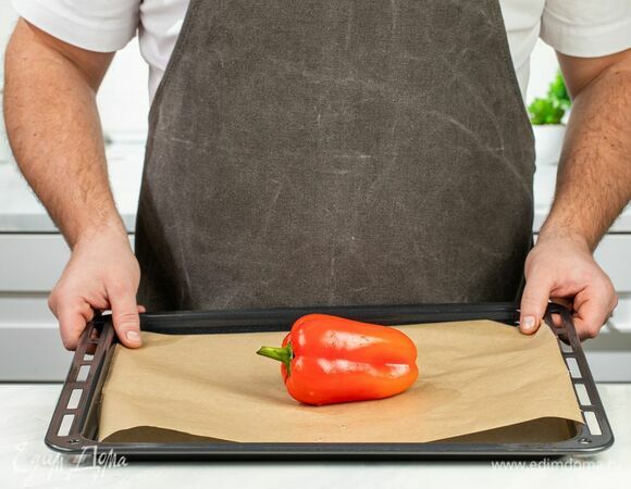 Болгарский перец отправьте в духовку, разогретую до 180°С, на 40 минут.