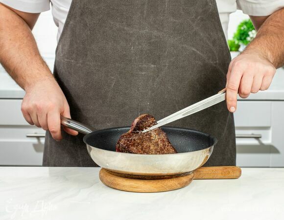 Обжарьте мясо на сковороде со всех сторон, затем отправьте в духовку на 15 минут при 180°С.