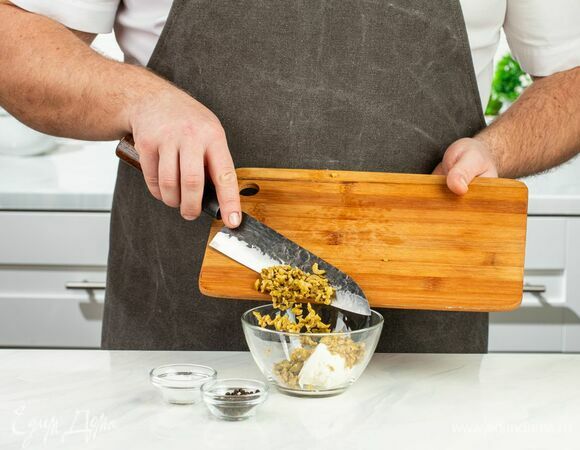 Оливки измельчите и смешайте с творожным сыром. По желанию можно добавить немного соли и перца.