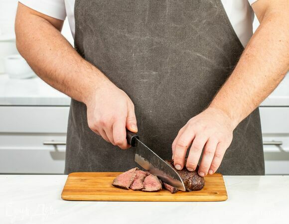 Ростбиф нарежьте на тонкие слайсы.