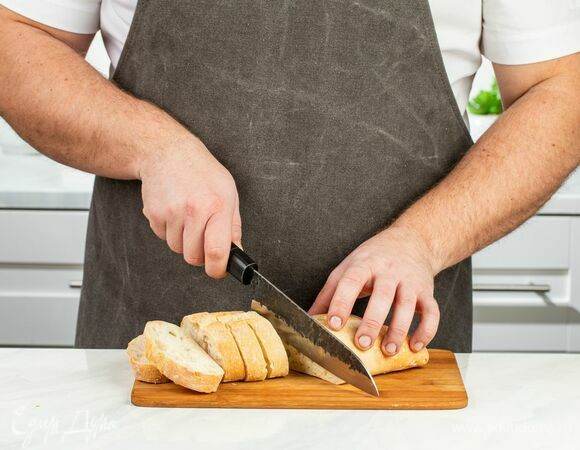 Чиабатту нарежьте на ломтики толщиной 1,5 см.