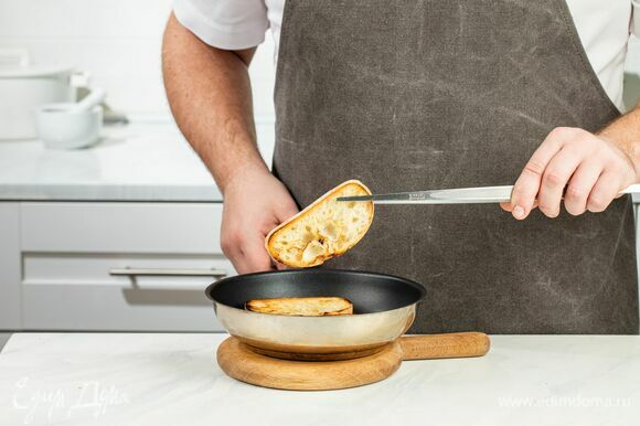 Сбрызните хлеб оливковым маслом и подсушите на сковороде.