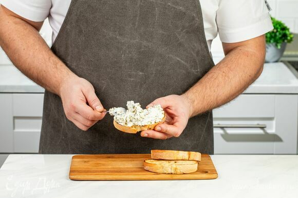 Смажьте ломтики творожным сыром с оливками. Положите 1–2 слайса ростбифа и соломку из печеного перца.