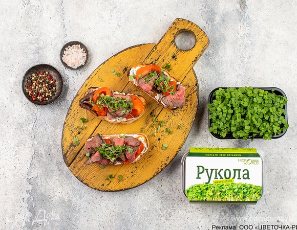 Брускетты с ростбифом и печеным перцем готовы. Приятного аппетита!