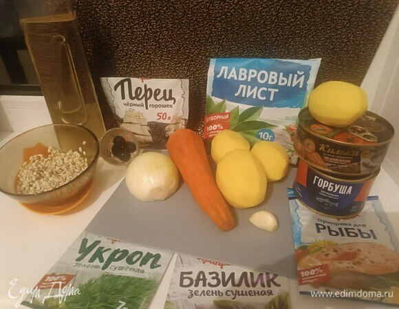 За полчаса до приготовления промываем перловую крупу, заливаем стаканом воды. А пока подготавливаем продукты и посуду. Так как у нас уха, то будем придерживаться всеми известного рецепта. Но, так как она «фальшивая», тут место для экспериментов. Многие готовят уху с рисом, но перловая каша стоит на первом месте, из чего рыбаки делают прикормку.