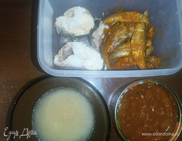 В трехлитровую кастрюлю наливаем 2 литра воды, немного солим, отправляем перловку и ставим на средний огонь. Из банок вылавливаем рыбку. Почти как на рыбалке :) А вот остальное содержимое банок (сок, бульон, соус) выливаем в кастрюлю.