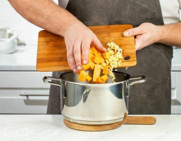 Добавьте имбирь и тыкву, томите все вместе около 5 минут.