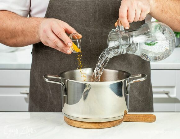 Влейте воду, добавьте карри и варите 20–25 минут до мягкости тыквы.