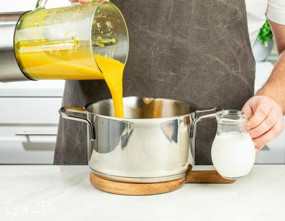 Влейте теплые сливки, перемешайте и доведите суп до кипения.