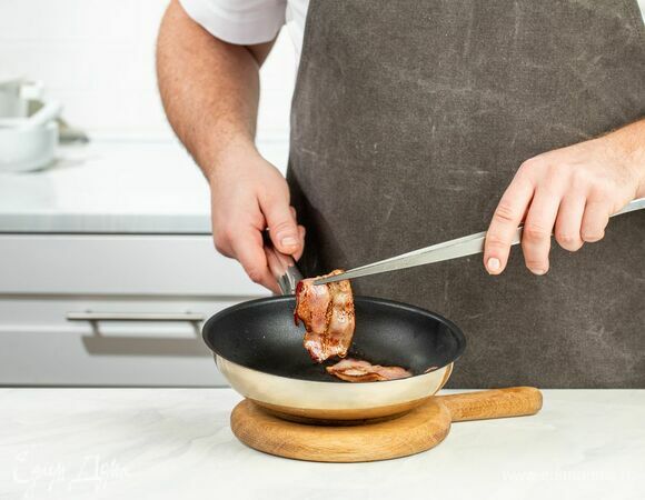 Пожарьте бекон и выложите слайсы на бумажную салфетку, чтобы удалить лишний жир.