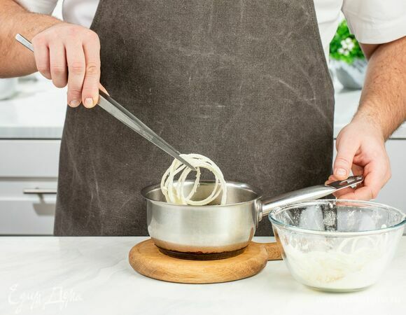 Обжарьте нарезку в раскаленном растительном масле до хруста в течение 10-15 минут.