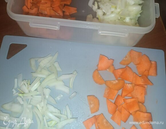 Лук нарезаем средней соломкой. Морковь нарезаем кругами, а потом эти круги на четвертинки (на рыбалке терки нет).